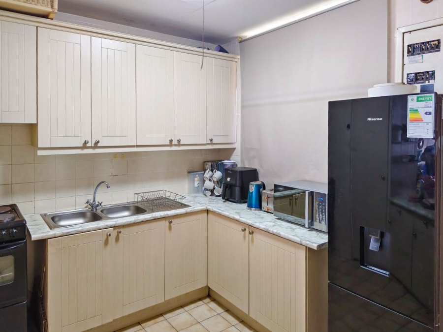 To Let 2 Bedroom Property for Rent in Loevenstein Western Cape